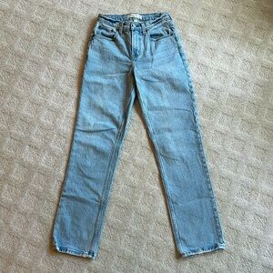 Abercrombie & Fitch Curve Love Mid Rise 90s Straight Jean - Light Wash